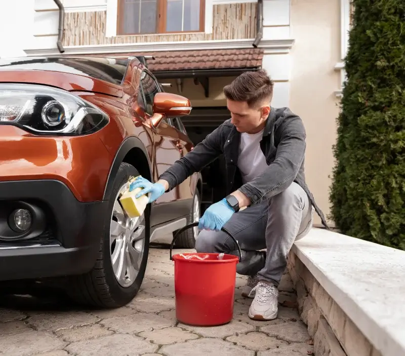 Lavage auto à domicile Vion : professionnel intervenant sur un véhicule